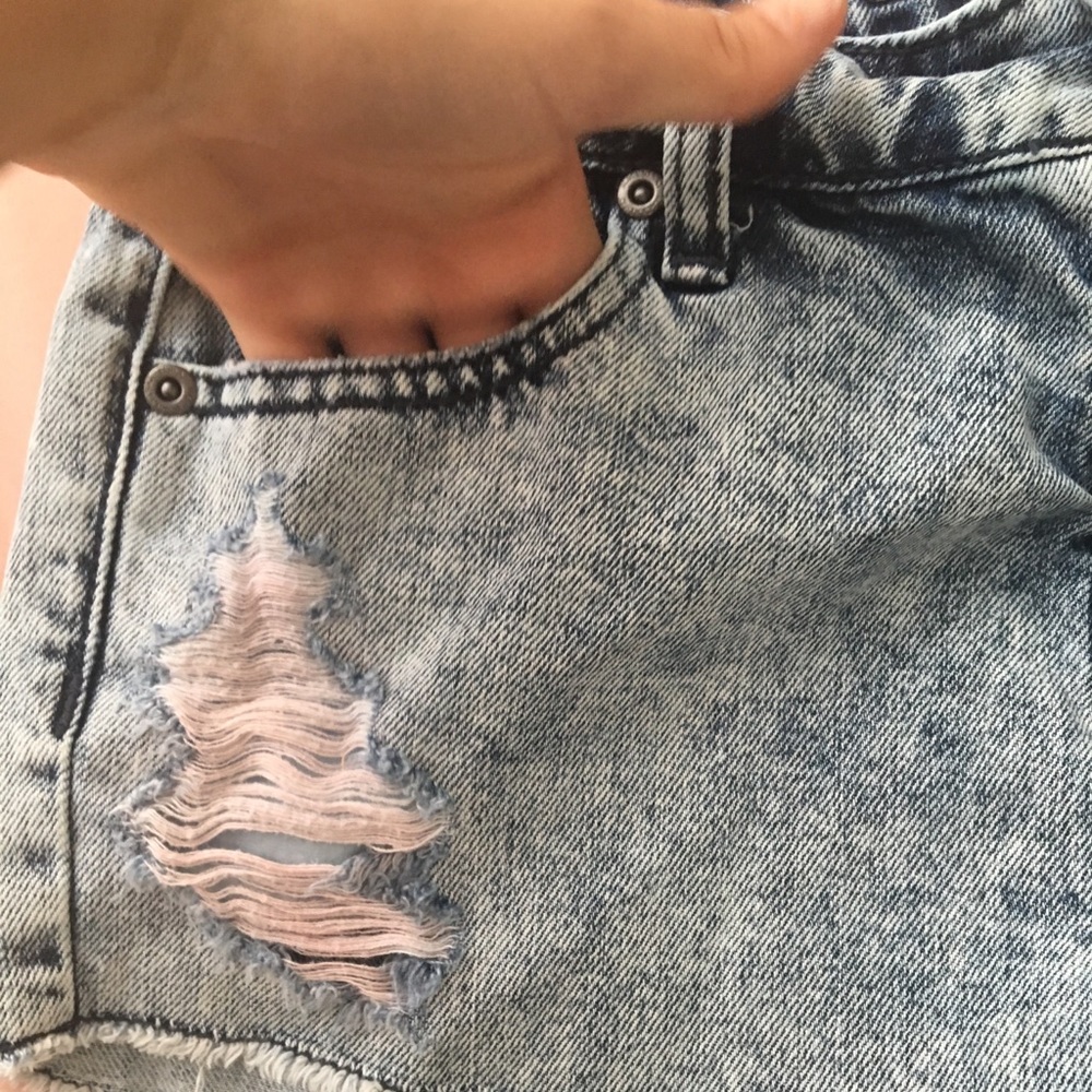 NWOT Hot Topic Ripped High Rise Shorts - Picture 4 of 7